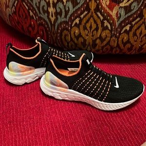 Nike Women’s React Phantom Run Flyknit 2